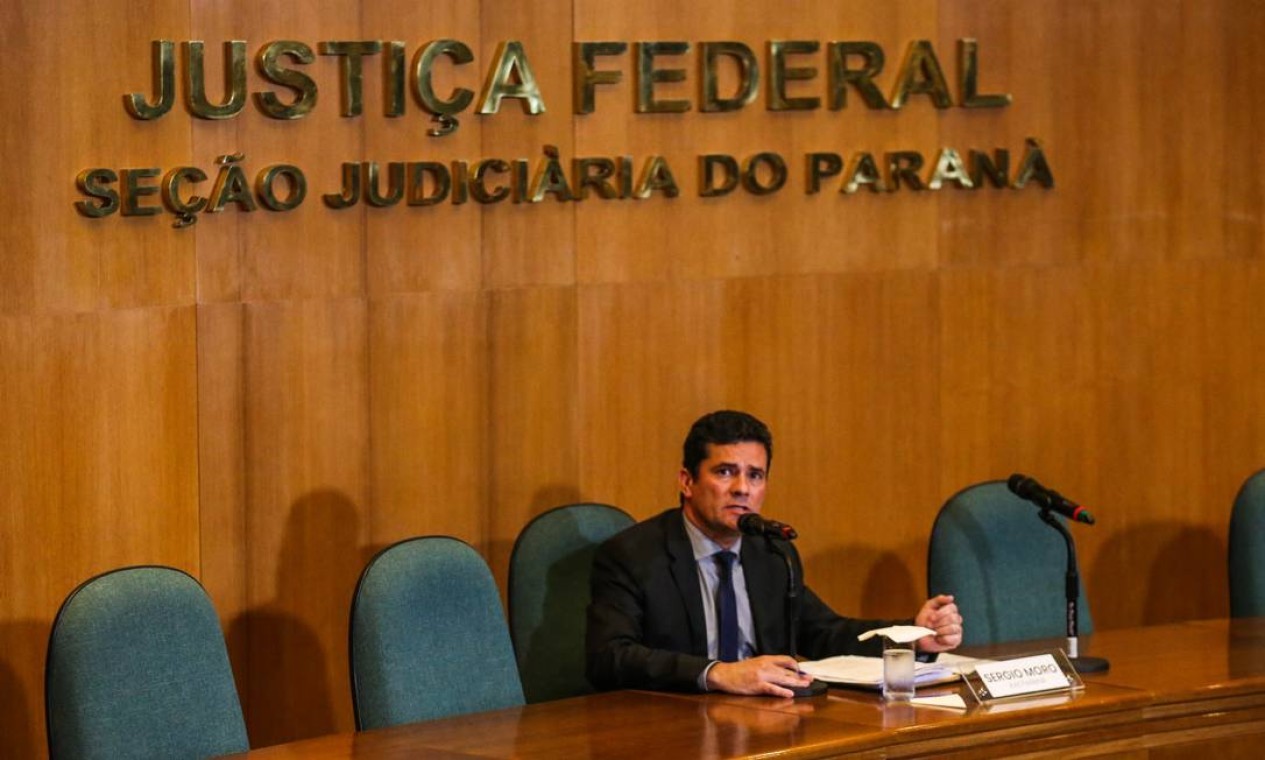 MUDANÇA DE PODER - Em novembro de 2018, Sergio Moro anuncia que decidiu deixar a magistratura após 22 anos de carreira e assumir o cargo de ministro da Justiça de Jair Bolsonaro — Foto: Geraldo Bubniak / Agência O Globo