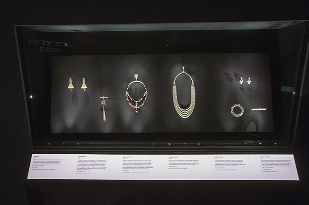 Jewels from 2010-2012 in The Al Thani Contemporary section of the exhibition by JAR, Cartier and Bhagat  (Foto: Bejewelled Treasures, The Al Thani Collection, Servette Overseas Limited 2014 Victoria and Albert Museum. Photograph Prudence Cuming Associates Ltd )