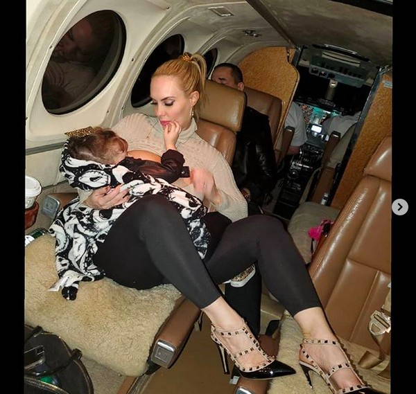 A celebridade Coco Austin amamentando a filha de quase quatro anos durante uma viagem de avião na companhia do marido, o ator e rapper Ice-T (Foto: Instagram)