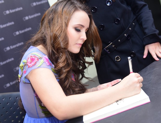 Larissa autografa exemplares de seu livro (Foto: Leo Franco/AgNews)