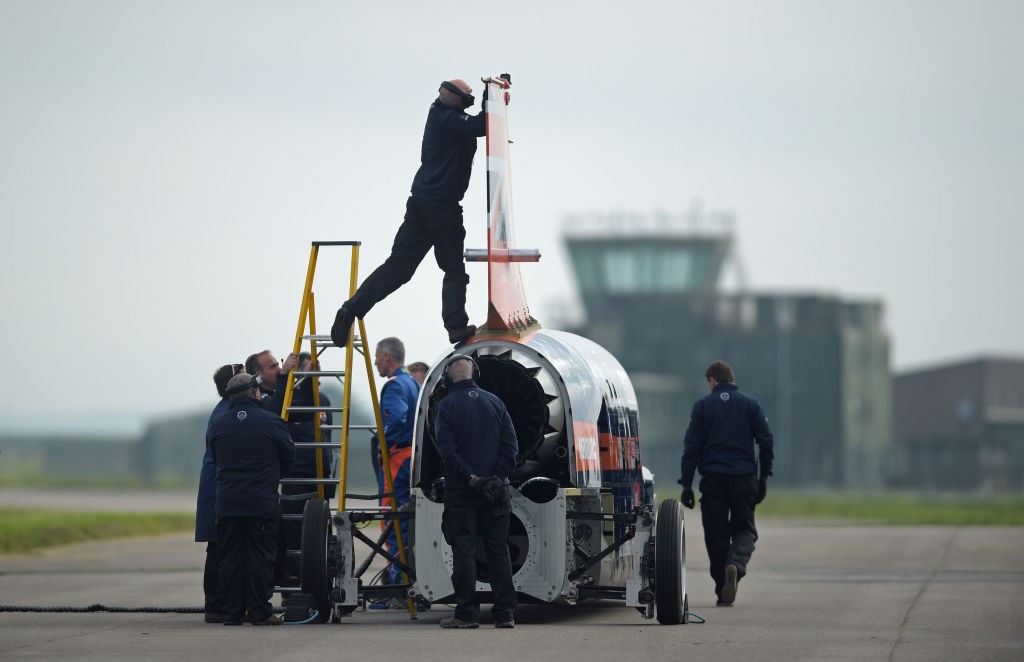 Final checks are made before the engines are started on the Bloodhound 1,000mph supersonic racing car during its first public run at Cornwall Airport, near Newquay. (Photo by Ben Birchall/PA Images via Getty Images) (Foto: PA Images via Getty Images)