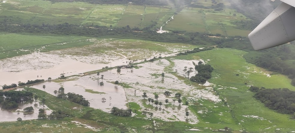 Chuva em Porto Seguro, no extremo sul da Bahia  — Foto: Eric Luís Carvalho, g1