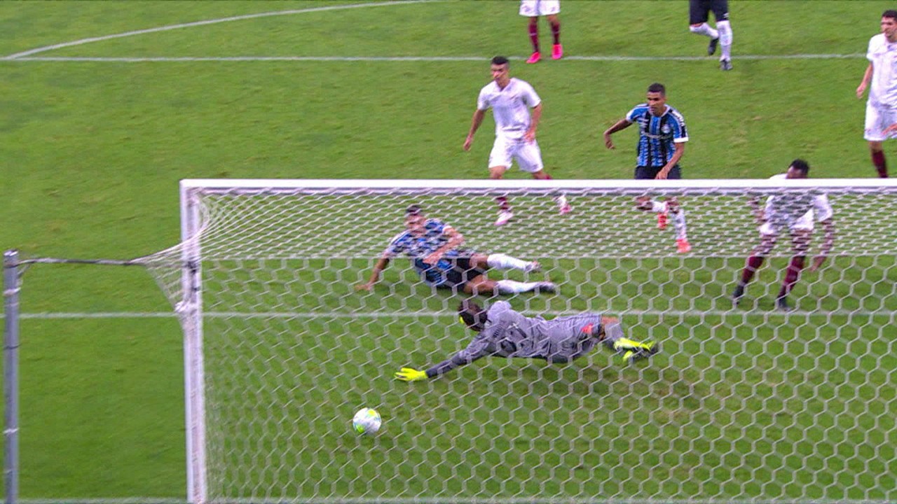Diego Souza marca o gol da vitória contra o Fluminense, na 1ª rodada
