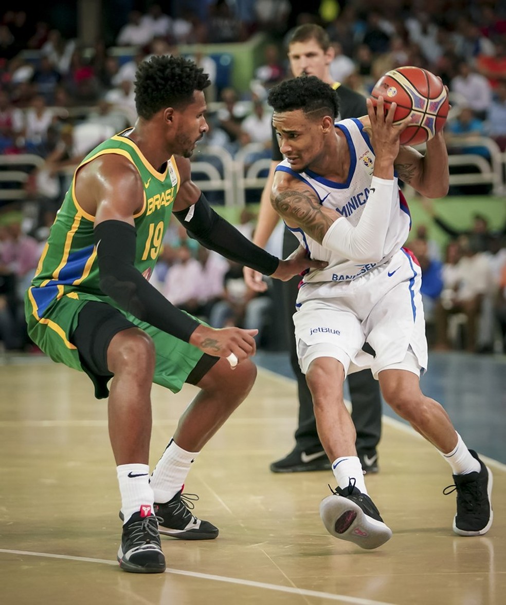 Leandrinho ajudou na marcação e fez cesta de três decisiva — Foto: Divulgação/Fiba
