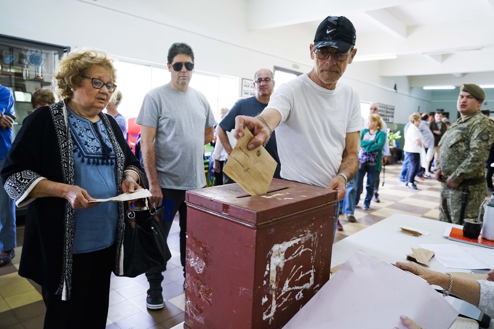 Uruguaio vota em Montevidéu, capital do Uruguai, nas eleições gerais do país deste domingo (27) — Foto: Matilde Campodonico/AP Photo