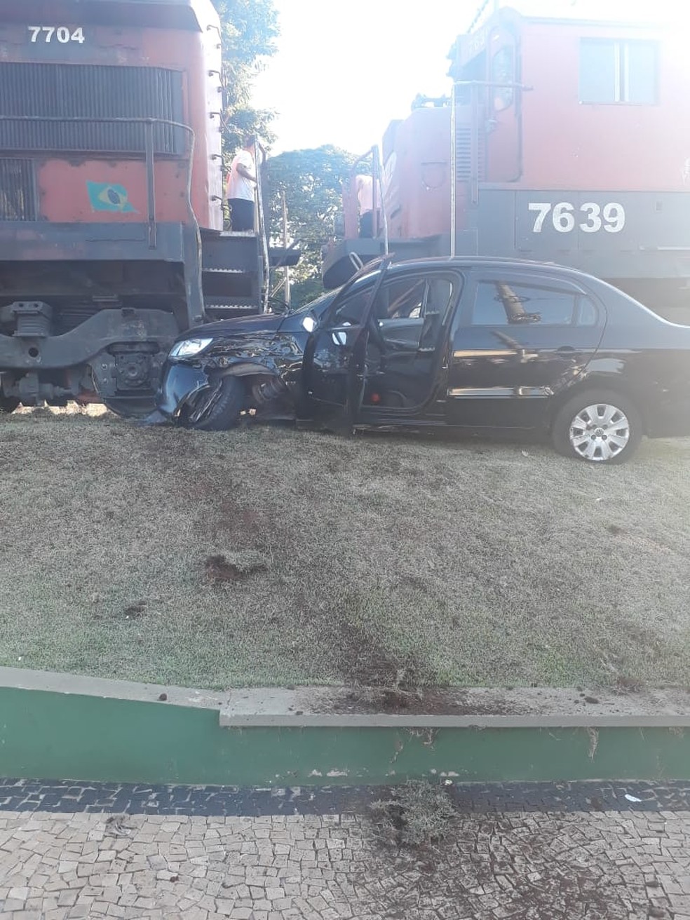Idosos não ficaram feridos após batida entre carro e trem em Cerquilho (SP) — Foto: Arquivo Pessoal