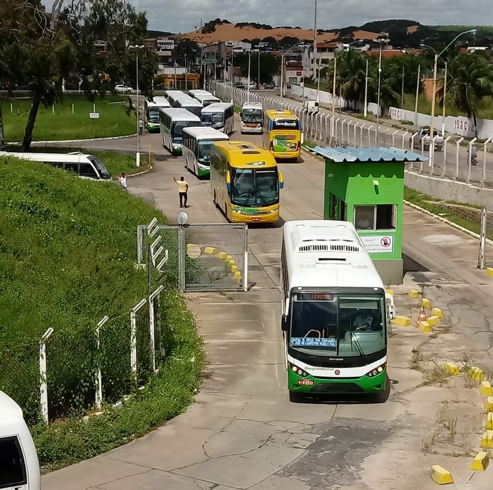 Ã”nibus de viagens intermunicipais saÃ­ram da rodoviÃ¡ria de Natal sem passageiros, em direÃ§Ã£o Ã  BR-101, para protestar contra aumento de combustÃ­veis (Foto: Olinto Bezerra/Inter TV Cabugi)