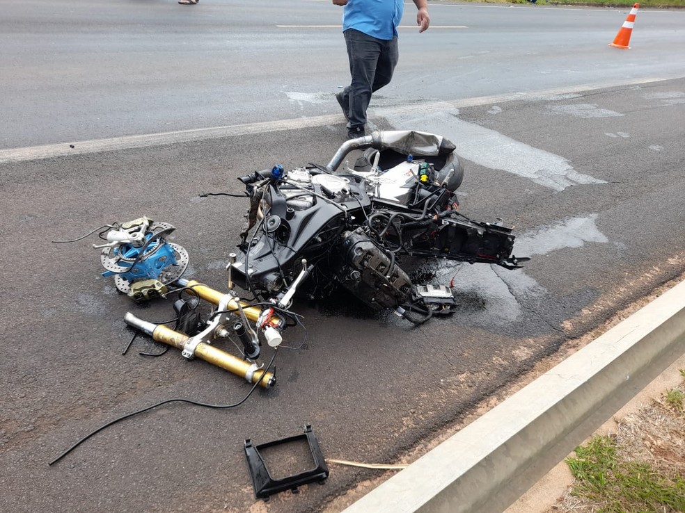 A motocicleta ficou totalmente destruída após o acidente em Palmares Paulista — Foto: Arquivo Pessoal
