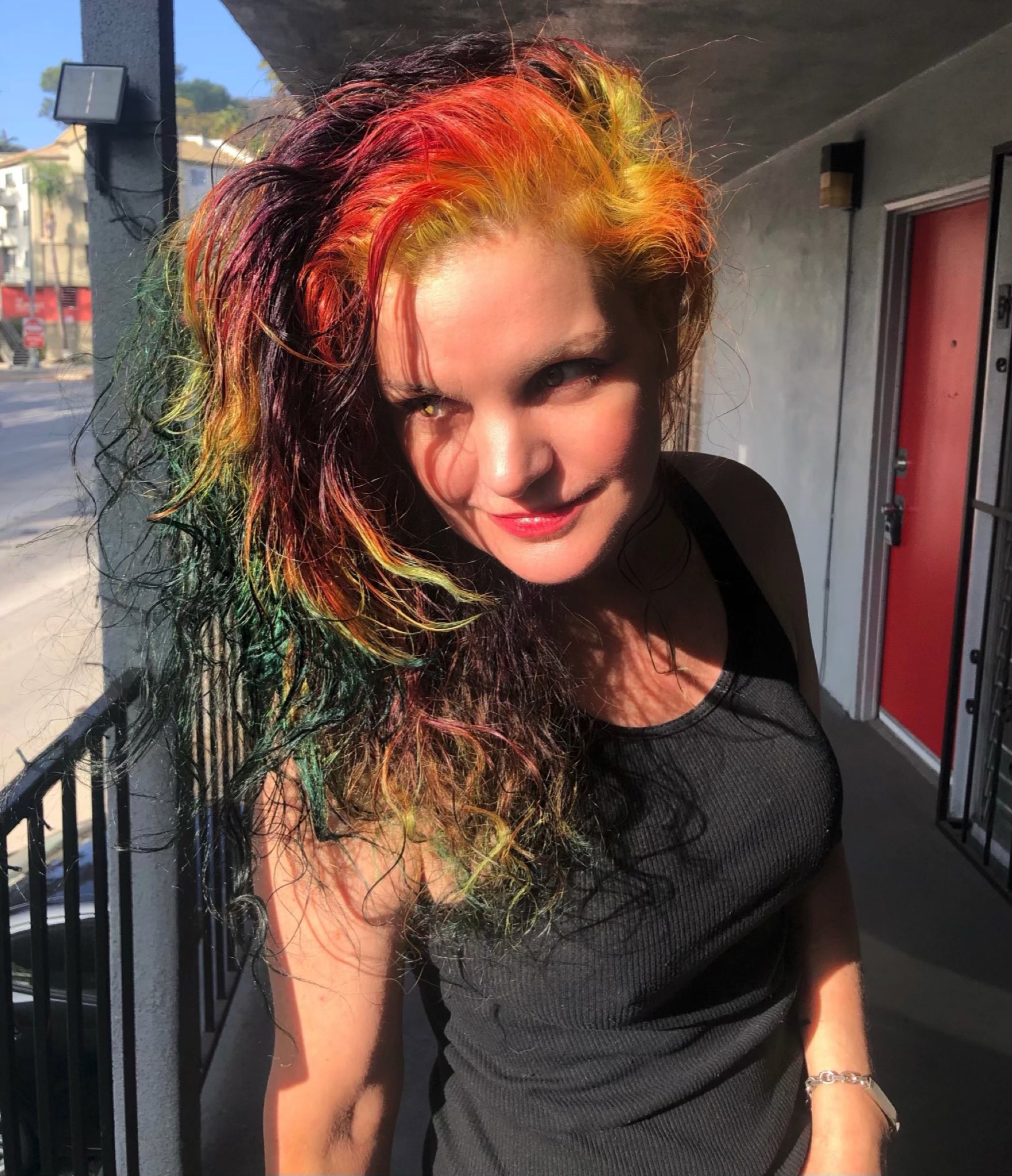 Pauley Perrette com seu novo cabelo colorido (Foto: Reprodução/Twitter)