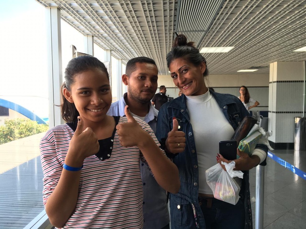 Adriana de Abreu, o marido e a filha que embarcaram rumo a Brasília  — Foto: Emily Costa/G1 RR
