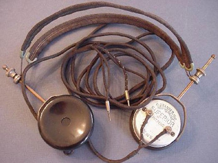 Fones de ouvido antigos eram grandes e com almofadas nas extremidades (Foto: Divulgação/afflictor.com) 