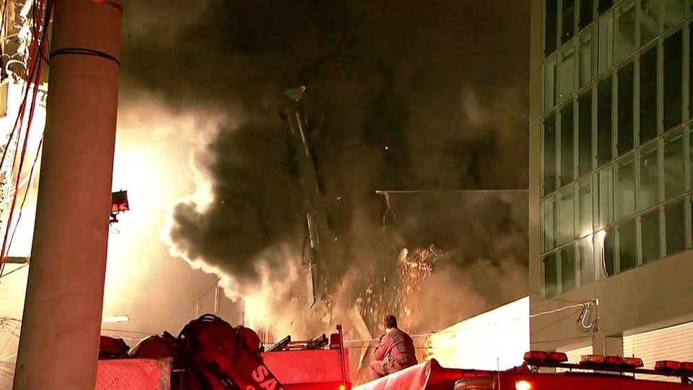 Parte de prédio desaba em SP após pegar fogo — Foto: Reprodução / TV Globo