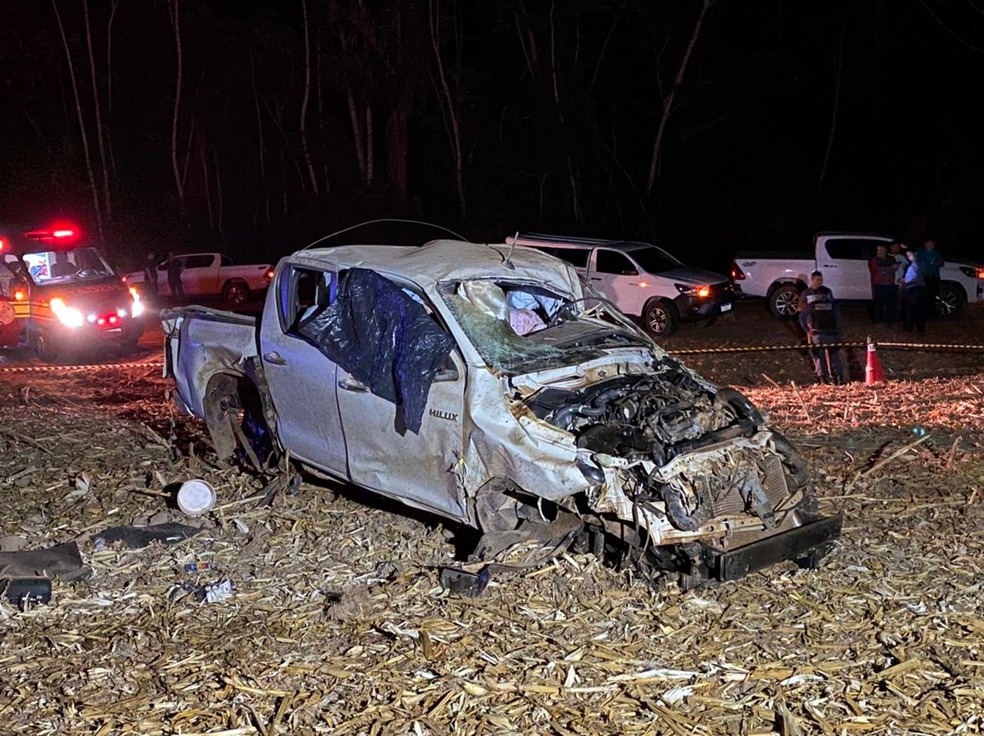Caminhonete onde mãe e filho estavam ficou destruída após o acidente — Foto: João Carlos Morandi/ TV Centro América