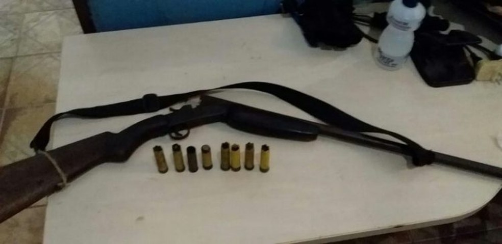 Espingarda e munições foram apreendidas no imóvel onde o fugitivo estava escondido — Foto: Machadinho Online/Reprodução