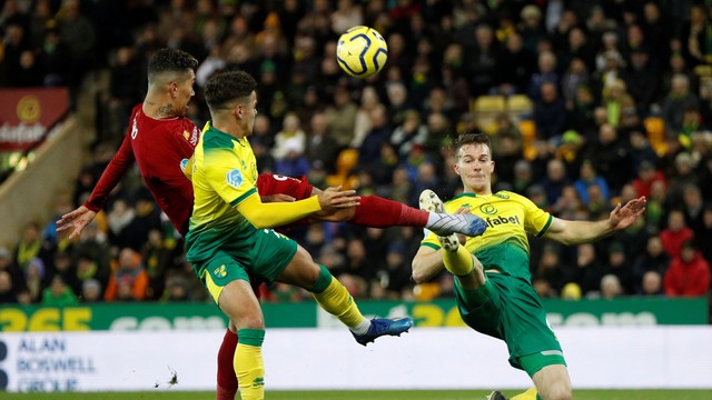 Firmino tenta finalizar: brasileiro foi ativo, mas saiu de campo sem finalizações de perigo contra o gol do Norwich