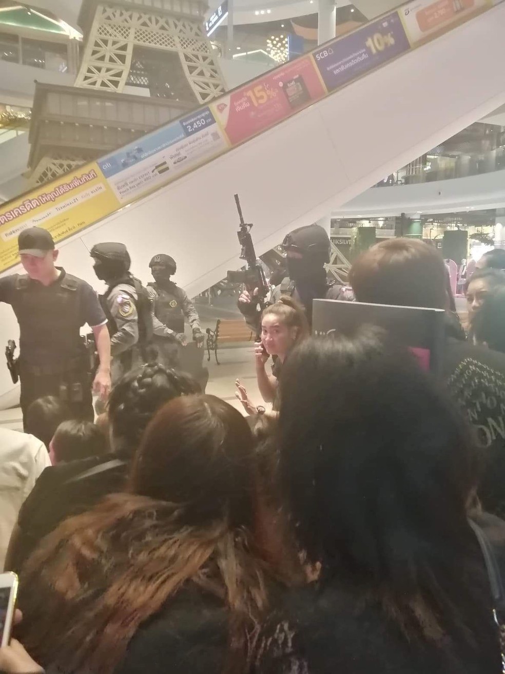 Pessoas são retiradas dentro de shopping na Tailândia durante ataque — Foto: Reuters
