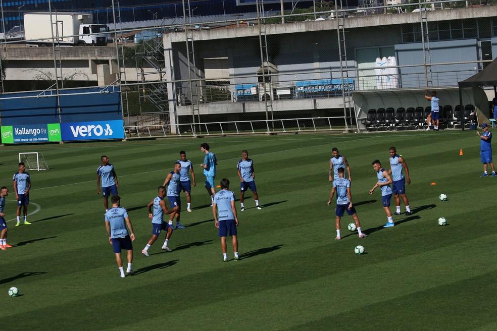 Jogadores treinaram sem formação de equipe — Foto: Tomás Hammes/GloboEsporte.com