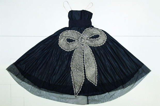  ‘La Cavallini’, evening gown, made of black taffetas ornamented with a knot embroidered with pearls, crystals and metallic threads, 1925 (Foto: Lanvin Heritage © Katerina Jebb, 2014)
