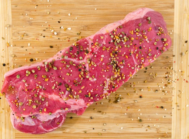 Em muitas preparações, as carnes levam variados temperos e marinadas; em outras, são feitas até sem sal (Foto: Pexels / Lukas / CreativeCommons)