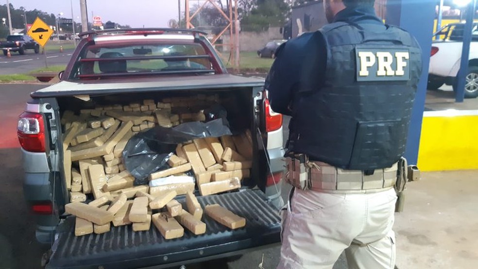 Motorista que dirigia a caminhonete com drogas em Ourinhos (SP) já tinha antecedentes criminais por furto e roubo. — Foto: Polícia Rodoviária Federal/ Divulgação