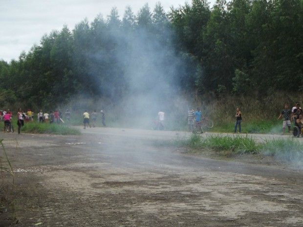 PM usou bombas de efeito moral contra manifestante que bloquearam a BR-458, na altura da cidade de Ipaba (Foto: Patrícia Belo / G1)