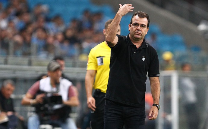 Enderson admite frustração, mas elogia atuação do Grêmio após empate