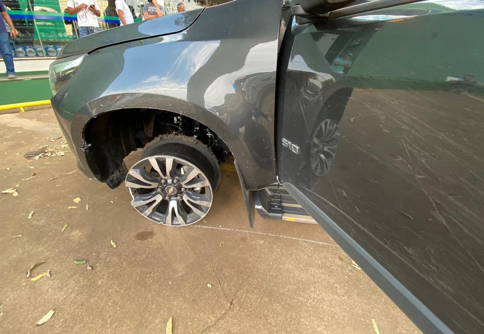 Pneu do carro ficou destruído após perseguição — Foto: Polícia Militar