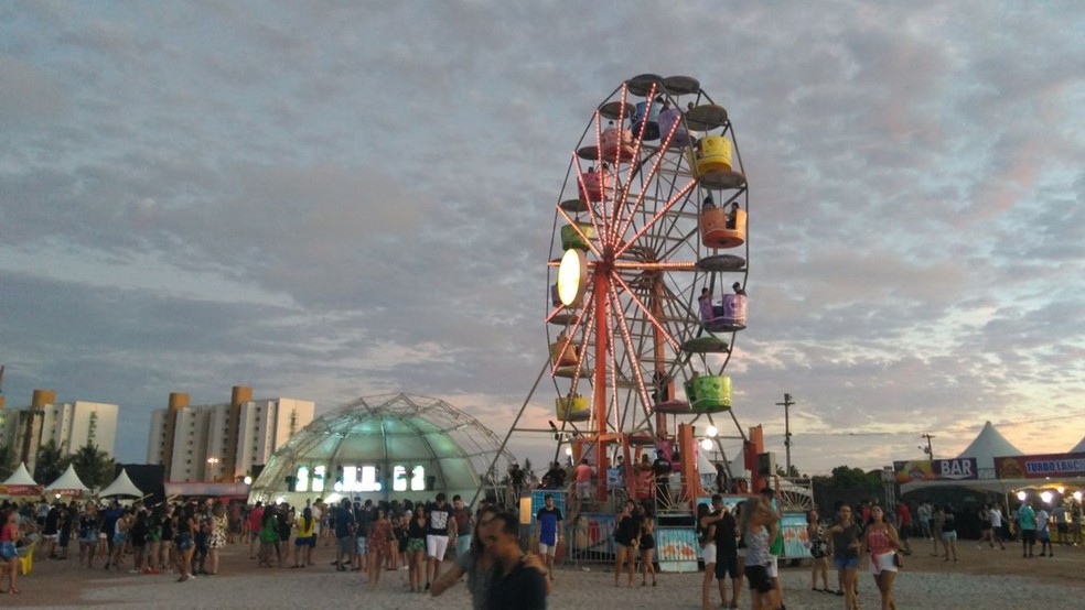 Antes de começar a rolar os shows do último dia do Fest Verão Paraíba 2018, público curte a roda gigante e outras atrações da arena (Foto: Dani Fechine/G1)
