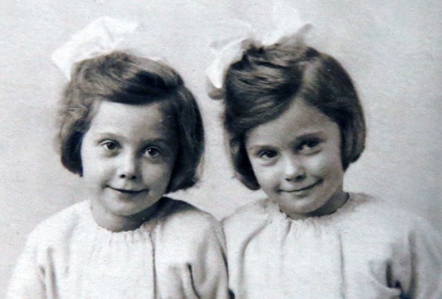 A mãe de Joan e Jessie, Alice, vestia as filhas com as mesmas roupas, até mesmo as íntimas e fazia tudo com as duas sempre juntas (Foto: Caters News/The Grosby Group)