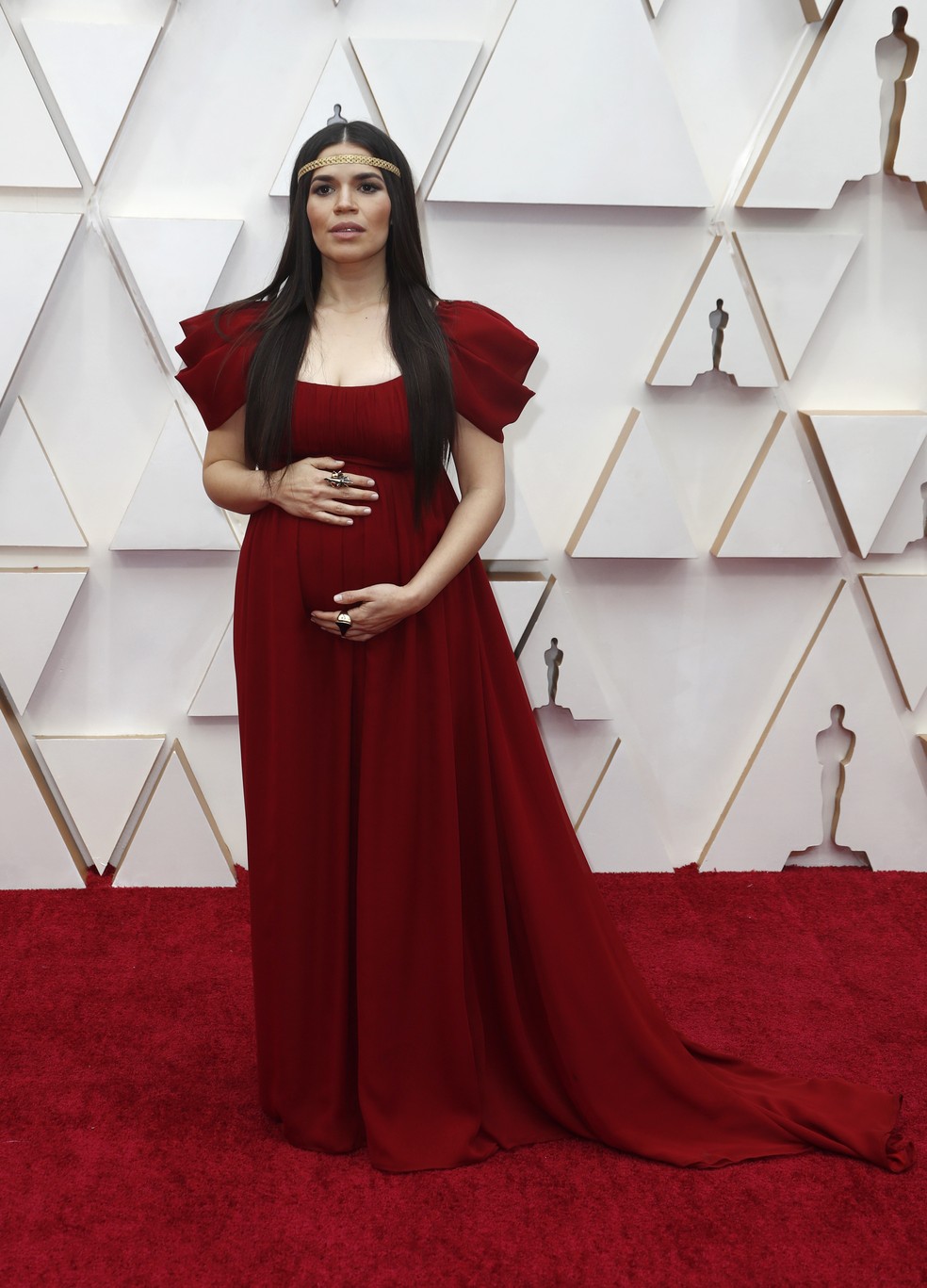 A atriz America Ferrera posa grávida no tapete vermelho do Oscar 2020 — Foto: REUTERS/Eric Gaillard