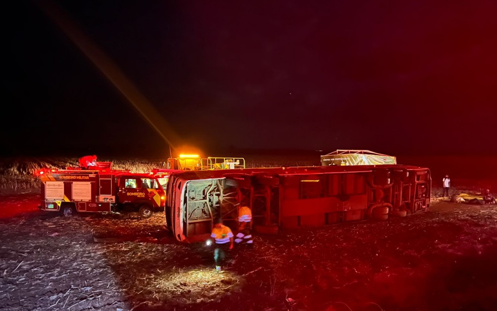 Ônibus tomba e deixa 2 mulheres mortas e 50 feridos na BR-153, em Uruaçu (GO) — Foto: Corpo de Bombeiros/Divulgação