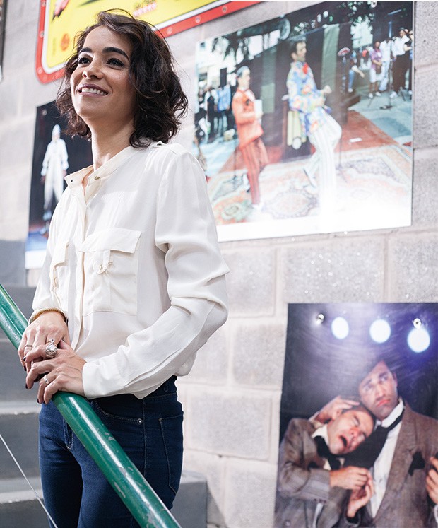 Luciana Lima posa em meio às lembranças do marido, fundador do grupo La MÍNIMA (Foto: João Bertholini)