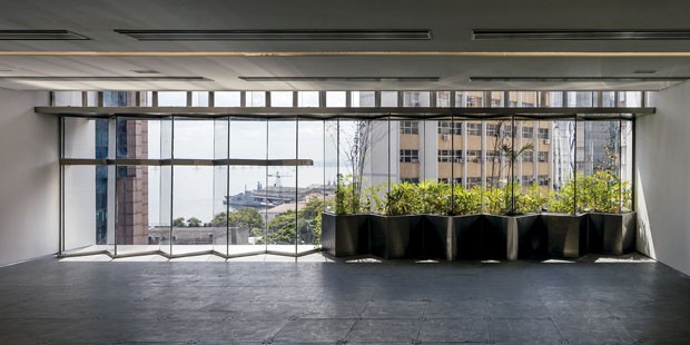 Primeiro edifício comercial do Brasil com energia positiva (Foto: Leonardo Finotti/Divulgação)