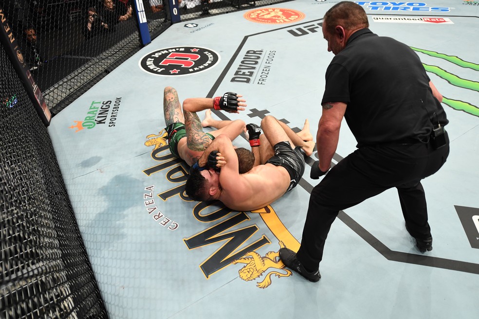 Vicente Luque venceu Michael Chiesa por finalização aos 3m25s do R1 — Foto: Getty Images
