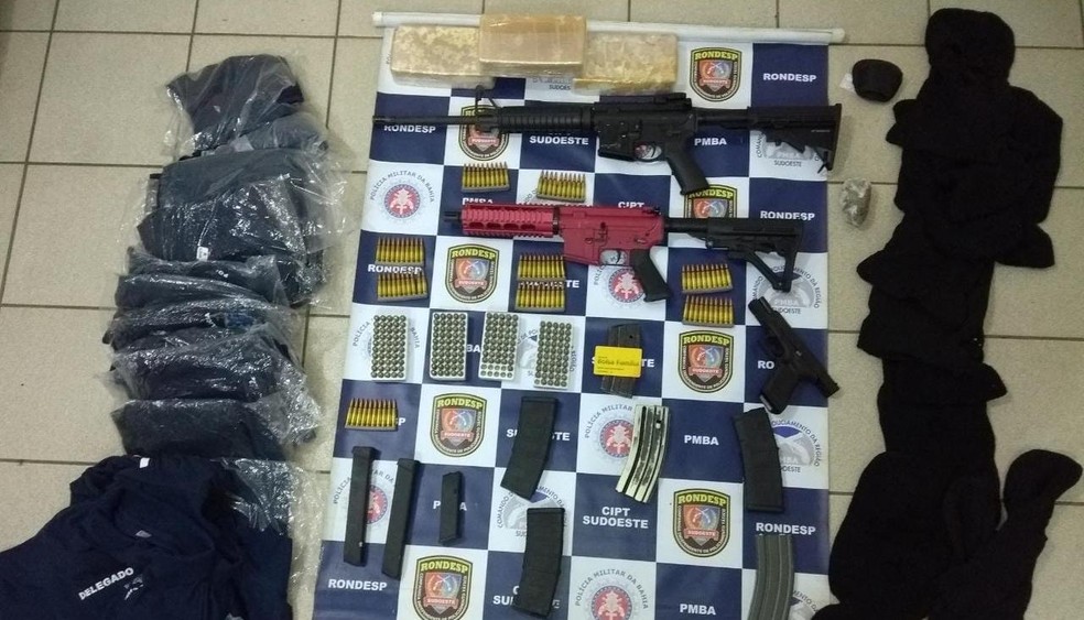 Fuzis, munições, pistola e drogas foram apreendidas pela Polícia Civil na madrugada desta quinta-feira (4), em Vitória da Conquista — Foto: Divulgação/SSP-BA