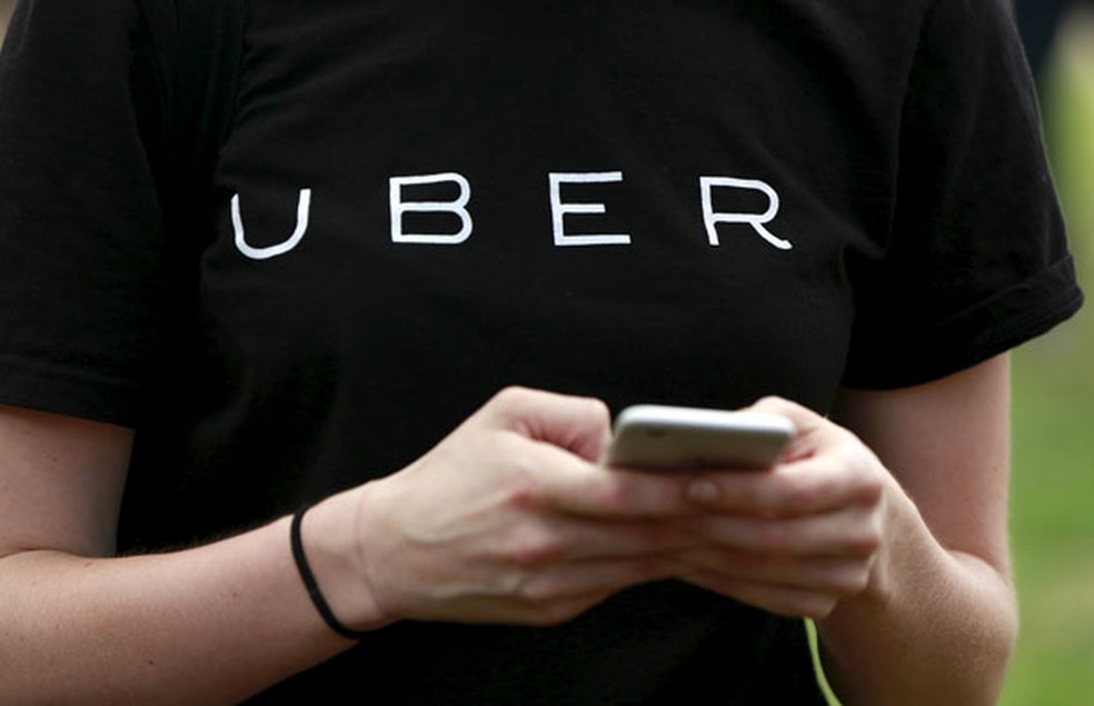 Representante do serviço alternativo de transporte Uber registra interessados em trabalhar pelo aplicativo, em Nova York. (Foto: Shannon Stapleton/Reuters)