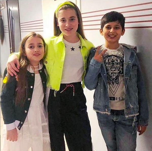 Mikella Abramova (no meio) com dois de seus concorrentes no The Voice Kids da Rússia (Foto: Instagram)