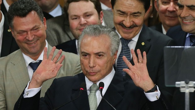 O presidente interino Michel Temer acena durante a cerimônia de posse dos ministros de seu governo (Foto: Lula Marques/Agência PT)