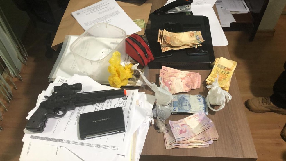 Durante a operação, os policiais apreenderam dinheiro, cocaína e uma arma de ar comprimido — Foto: Divulgação/Polícia Civil 