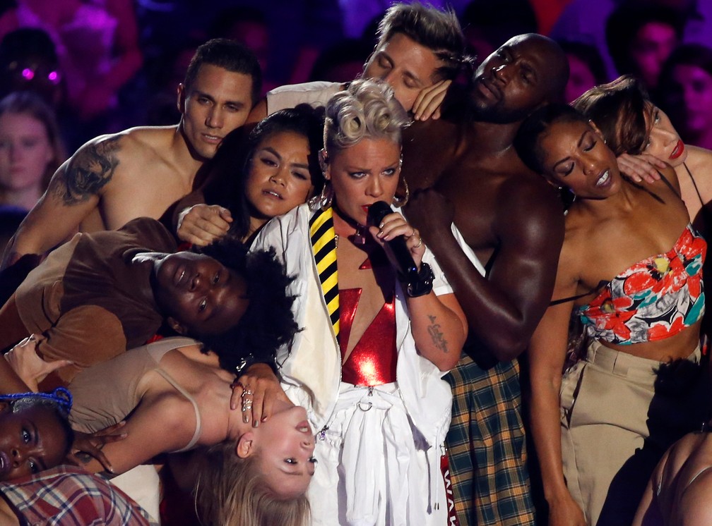 A cantora Pink se apresenta durante o VMA 2017 (Foto: REUTERS/Mario Anzuoni )