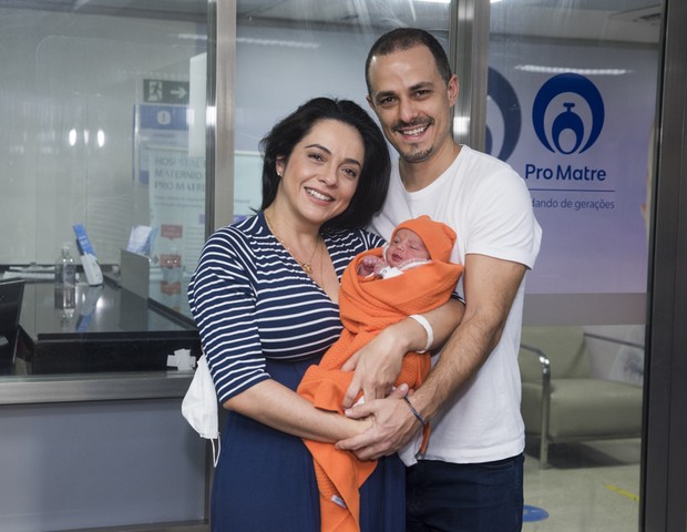Izabella Camargo com marido e filha (Foto: Leo Franco / Agnews)