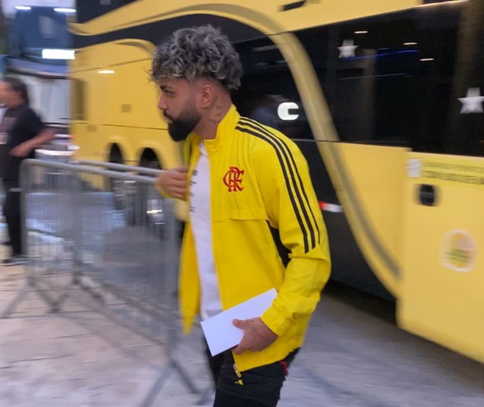 Gabriel na chegada do Flamengo ao hotel em Guarulhos &mdash; Foto: Cah&ecirc; Mota / ge