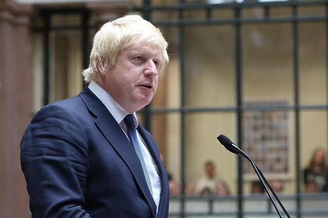 Primeiro-ministro do Reino Unido, Boris Johnson, durante discurso de posse na sede do Departamento de Assuntos Externos, 13 de julho de 2016. (Foto: Wikipedia Commons)