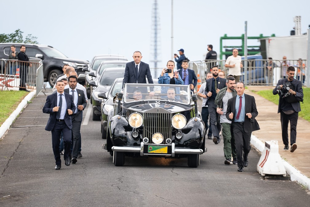 Rolls-Royce presidencial desce a rampa na chegada ao Congresso Nacional durante ensaio da posse que movimentou a Esplanada dos Ministérios nesta sexta-feira (30) — Foto: Fábio Tito/g1