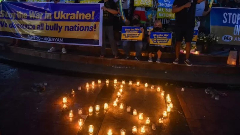 Enquanto o governo das Filipinas declarou neutralidade sobre a invasão russa, os filipinos protestaram contra o ataque (Foto: Getty Images via BBC News Brasil )