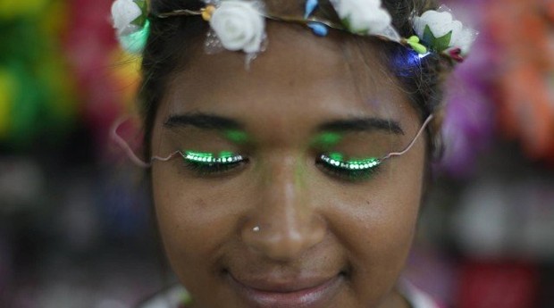 Cílios de LED devem bombar no Carnaval (Foto: Agência O Globo)