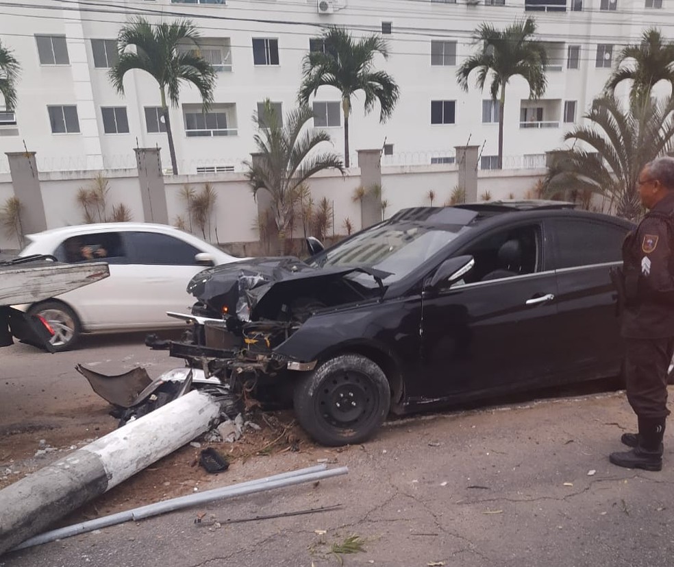 Carro bateu em poste que caiu no sentido Ponte Newton Navarro, na avenida João Medeiros Filho, na manhã desta sexta (10) — Foto: Geraldo Jerônimo/Inter TV Cabugi