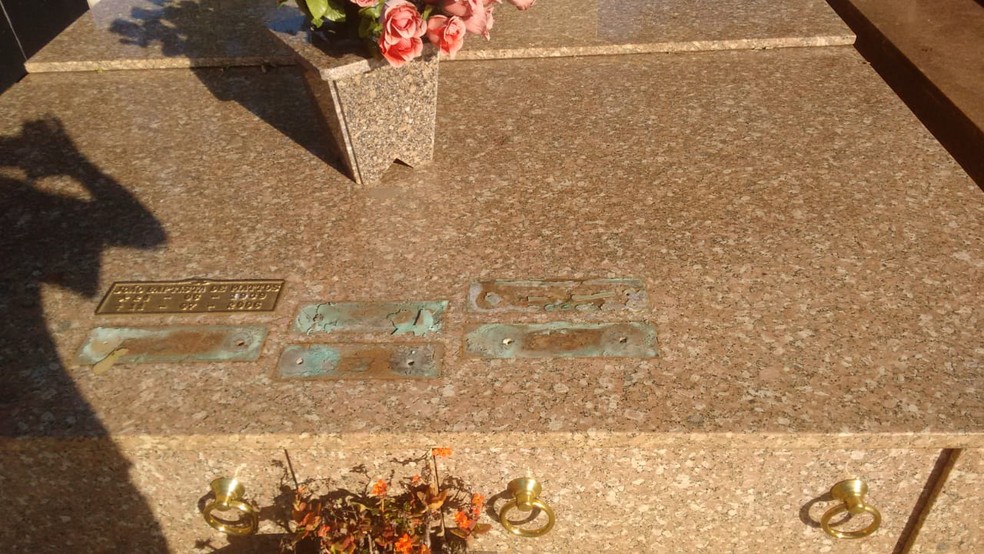 Sepulturas tiveram placas furtadas em Agudos — Foto: Rinaldo Andrucioli 
