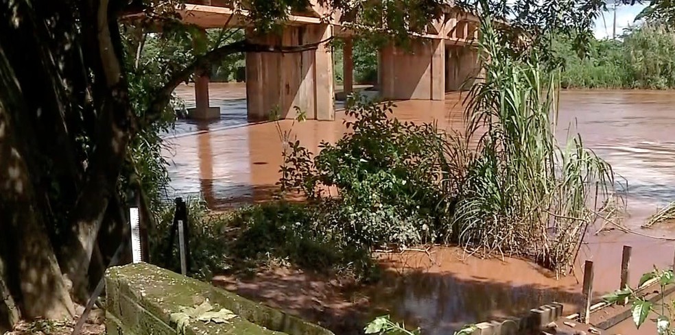 Casas às margens do rio correm risco de alagar — Foto: TVCA/Reprodução