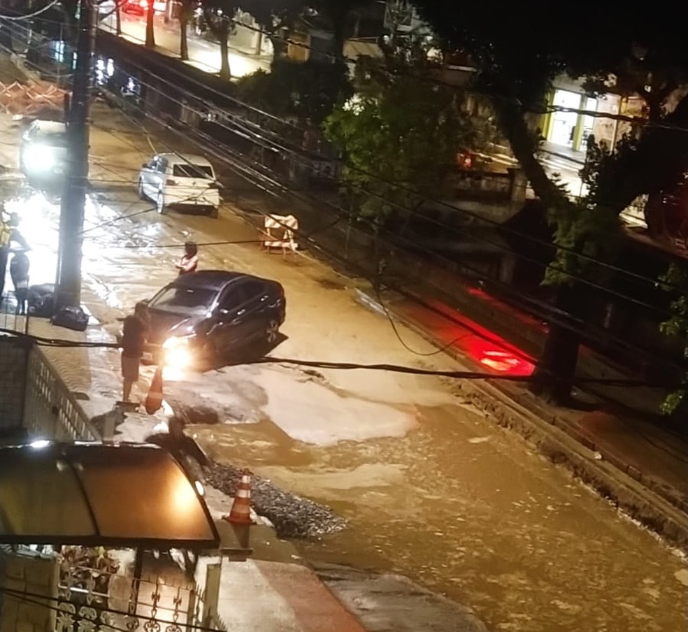 Em obras, trecho da Avenida Bernardino de Campos, em Santos, virou um lamaçal — Foto: Divulgação